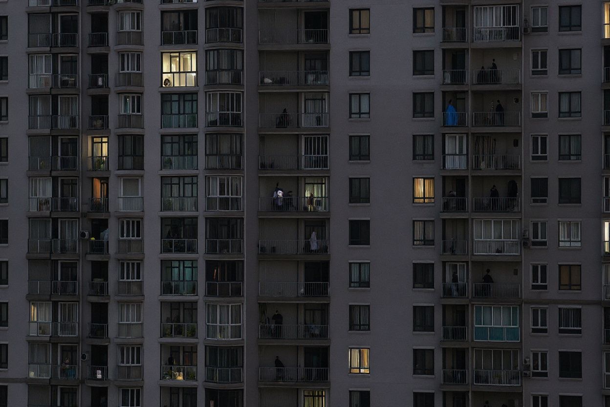 Shanghai residents are restricted to their homes due to the lockdown and are facing food shortages because of this. Source: Hector Retamal/