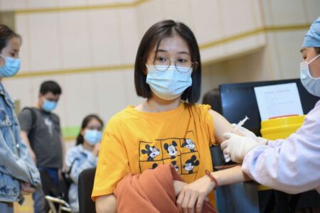 US to let Chinese students start school year, easing COVID-19 rules