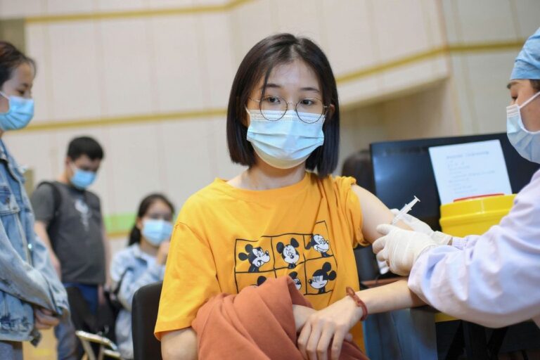 US to let Chinese students start school year, easing COVID-19 rules