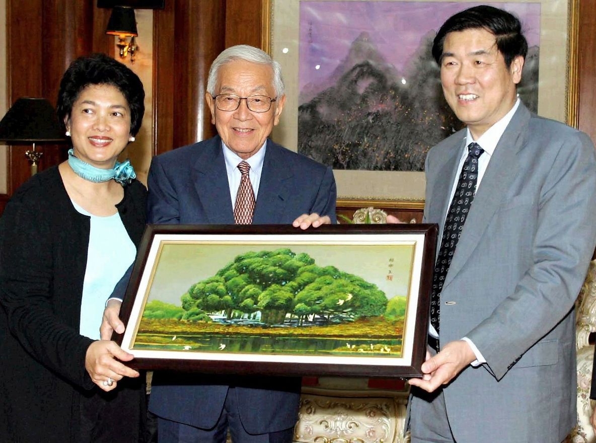 Robert Kuok (centre) just turned 100 years old in 2023. Source: