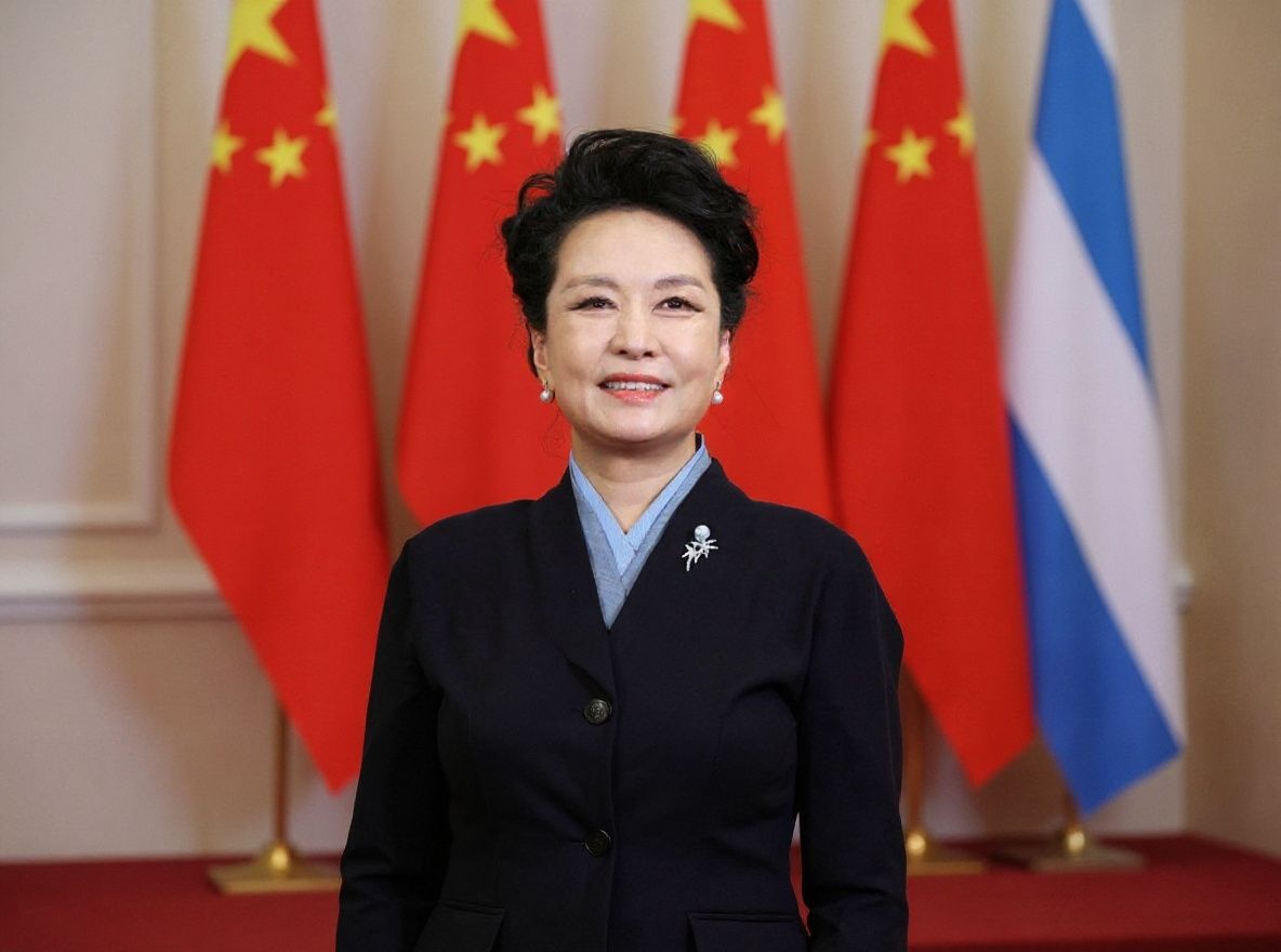 This pool photograph distributed by Russian state owned agency Sputnik shows the wife of the Chinese leader, Peng Liyuan, co-hosting a welcoming ceremony for heads of delegations participating in the Third Belt and Road Forum in Beijing on October 17, 2023. (Photo by Sergei SAVOSTYANOV / POOL / )