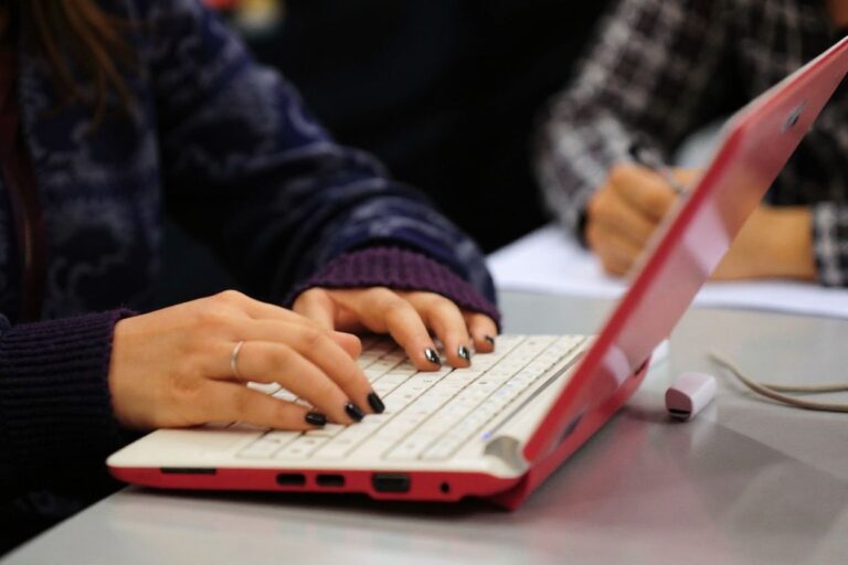 6 ways recent college graduates can enhance their online job search