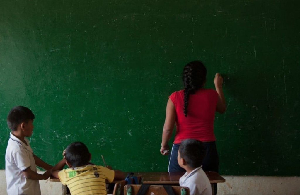 We assume that children know how to learn a language faster than adults. Source: Luis Robayo /