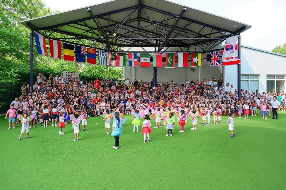 Chatsworth School has plenty of room for children to carry out activities. Source: