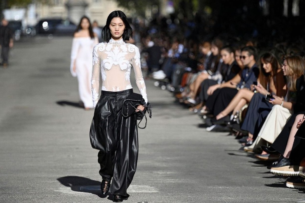 A model presents a creation by British designer Stella McCartney during her show as part of the Womenswear Spring/Summer 2024 Paris Fashion Week in Paris on October 2, 2023. (Photo by JULIEN DE ROSA / )
