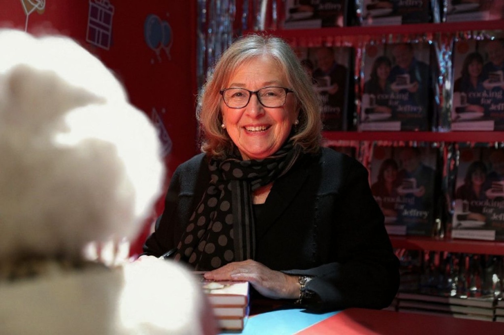 Celebrity chef Ina Garten is worth US million (according to  Celebrity Net Worth). She holds an MBA from George Washington University. Source: