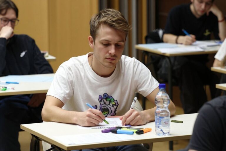 Here's what happens to your brain when you use AI to write