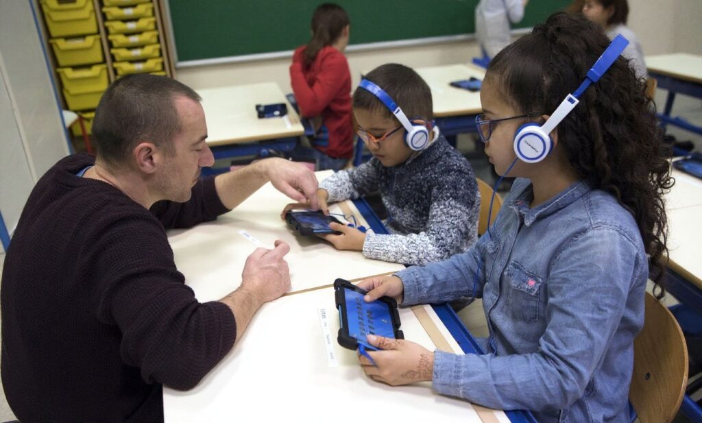 Some schools are hiring outside experts to teach both teachers and students about how to use AI tools. Source: