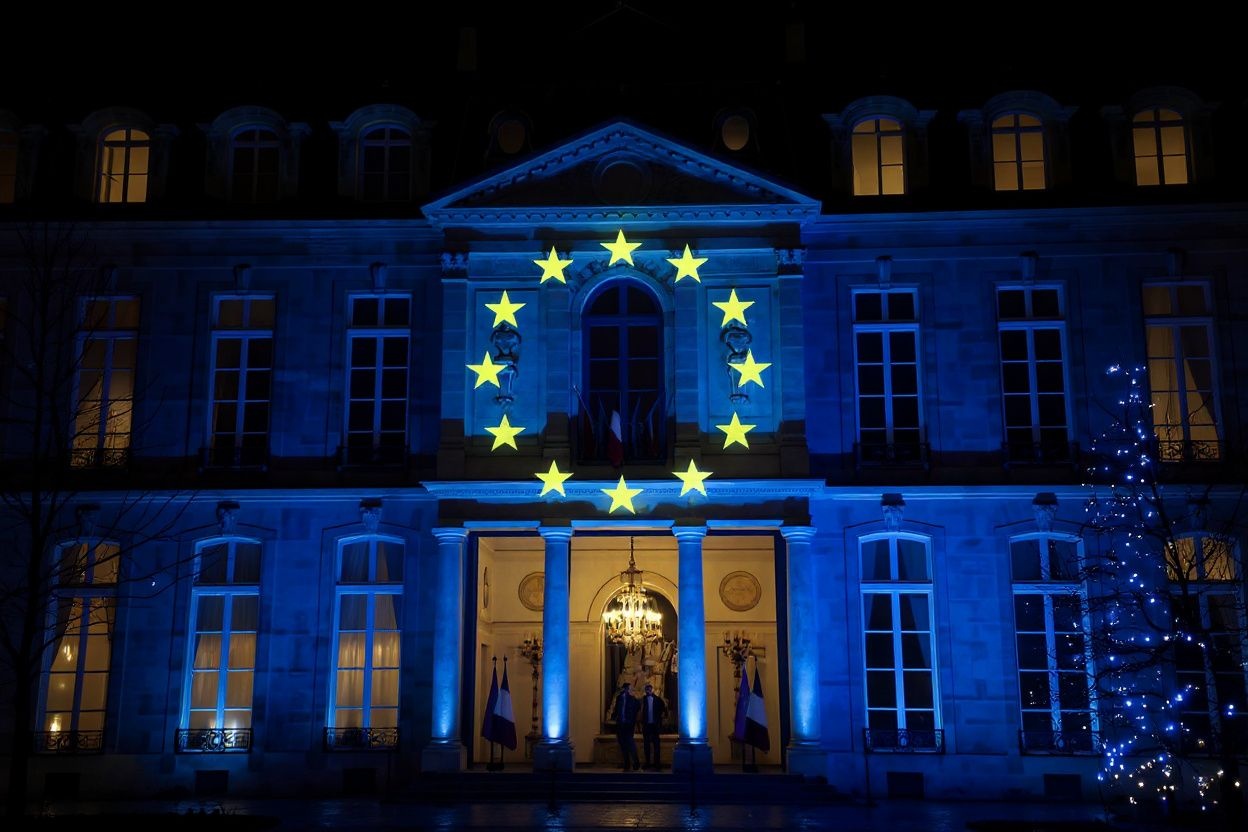 The Elysee presidential palace is litten with the colours of the European flag on January 6, 2022 in Paris to mark the French presidency of the European Union, as France took over the rotating presidency of the EU on January 1, 2022. – To mark the start of the six-month EU presidency, historic buildings across the country have been illuminated in the blue of the EU flag on New Year’s Eve, including the Elysee Palace and the Eiffel Tower. (Photo by Ludovic MARIN / )
