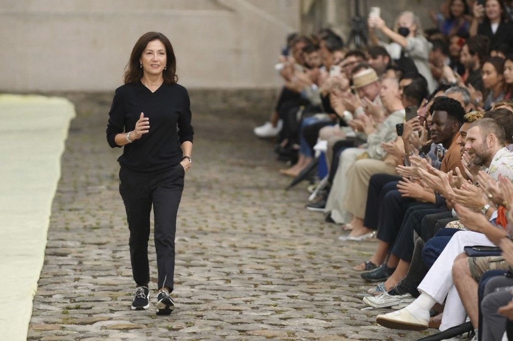 French designer Veronique Nichanian acknowledges the audience at the end of the Hermes Menswear Spring Summer 2023 show as part of Paris Fashion Week, in Paris, on June 25, 2022. (Photo by JULIEN DE ROSA / )