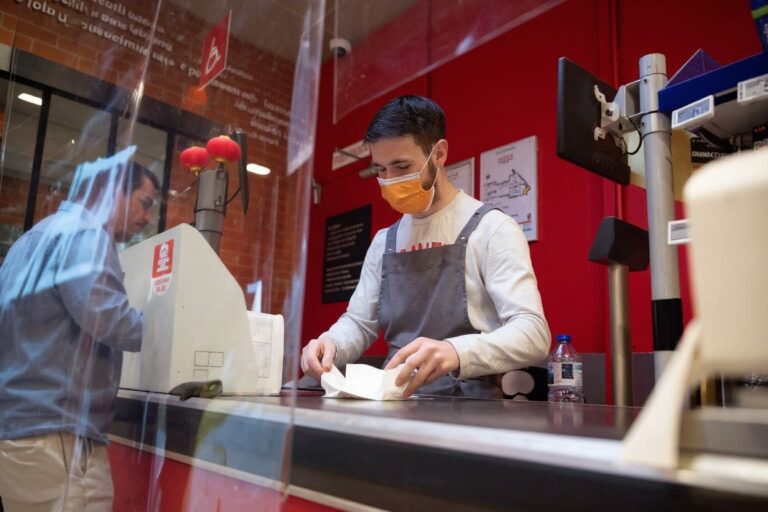 Students in Australia should be allowed to work 'as many hours they can manage'