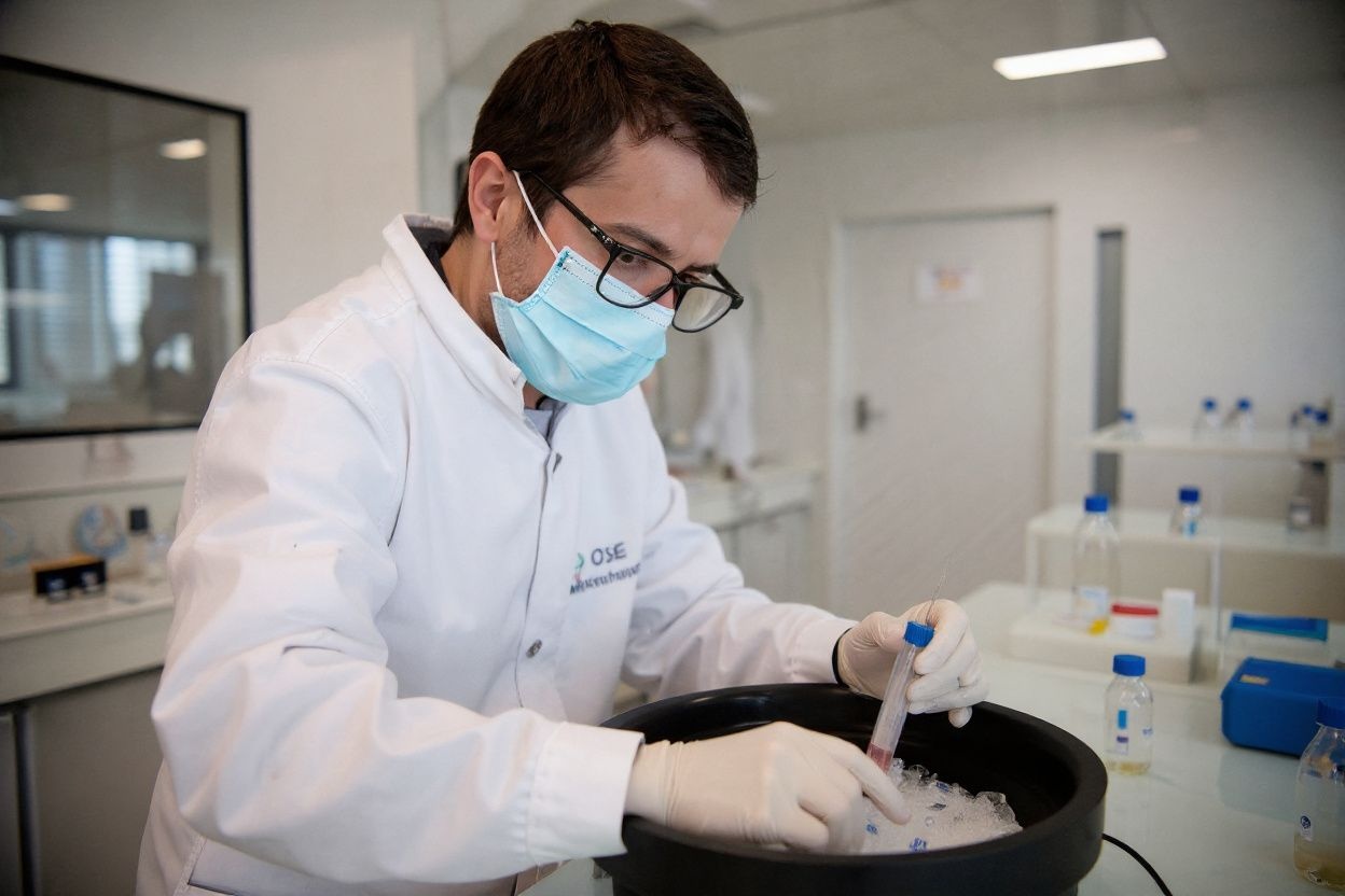A biologist of the OSE Immunotherapeutics pharmaceutical laboratory works on a program to develop a vaccine against the Covid-19 infection on March 31, 2021 in Nantes, western France. (Photo by LOIC VENANCE / )