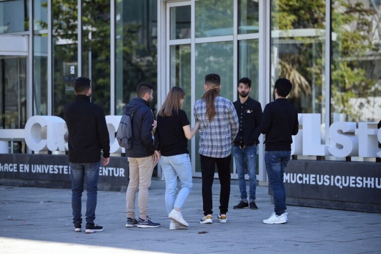 What happens to your student visa if you can't pay your uni fees?