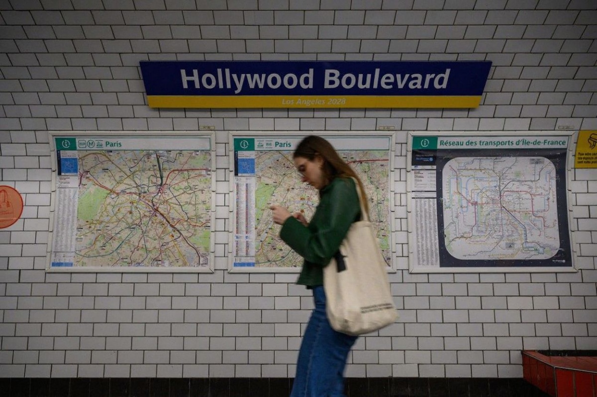 This photograph shows a sign in the Parisian underground line 8 metro station “Hollywood Boulevard” previously “Grand Boulevards”, after the RATP decided to rename certain stations in Paris to celebrate the Olympic relay handover to Los Angeles, in Paris, on September 12, 2024. – RATP and the Los Angeles metro decided to rename certain stations in Paris and California to celebrate the transmission of the Olympic and Paralympic Games from Paris to the Californian city. Six  stations on the Paris metro are being renamed with the names of famous Los Angeles neighbourhoods: Saint-Michel becomes “Santa Monica”, Malesherbes becomes “Malibu”, “Grands Boulevards” becomes “Hollywood Boulevard”, “Belleville” becomes “Beverly Hills” and “L’Hay-les-Roses” becomes “Melrose”. (Photo by Ed JONES / )