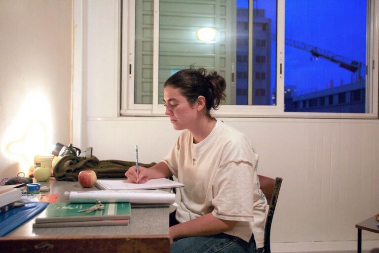 5 tips on writing a scholarship essay about leadership