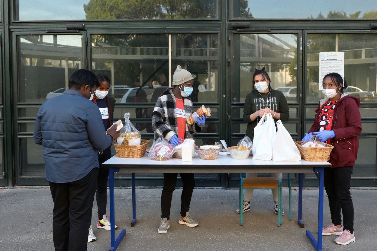 Some organisations and societies give out free food for students during orientation week. Source: Nicolas Tucat/