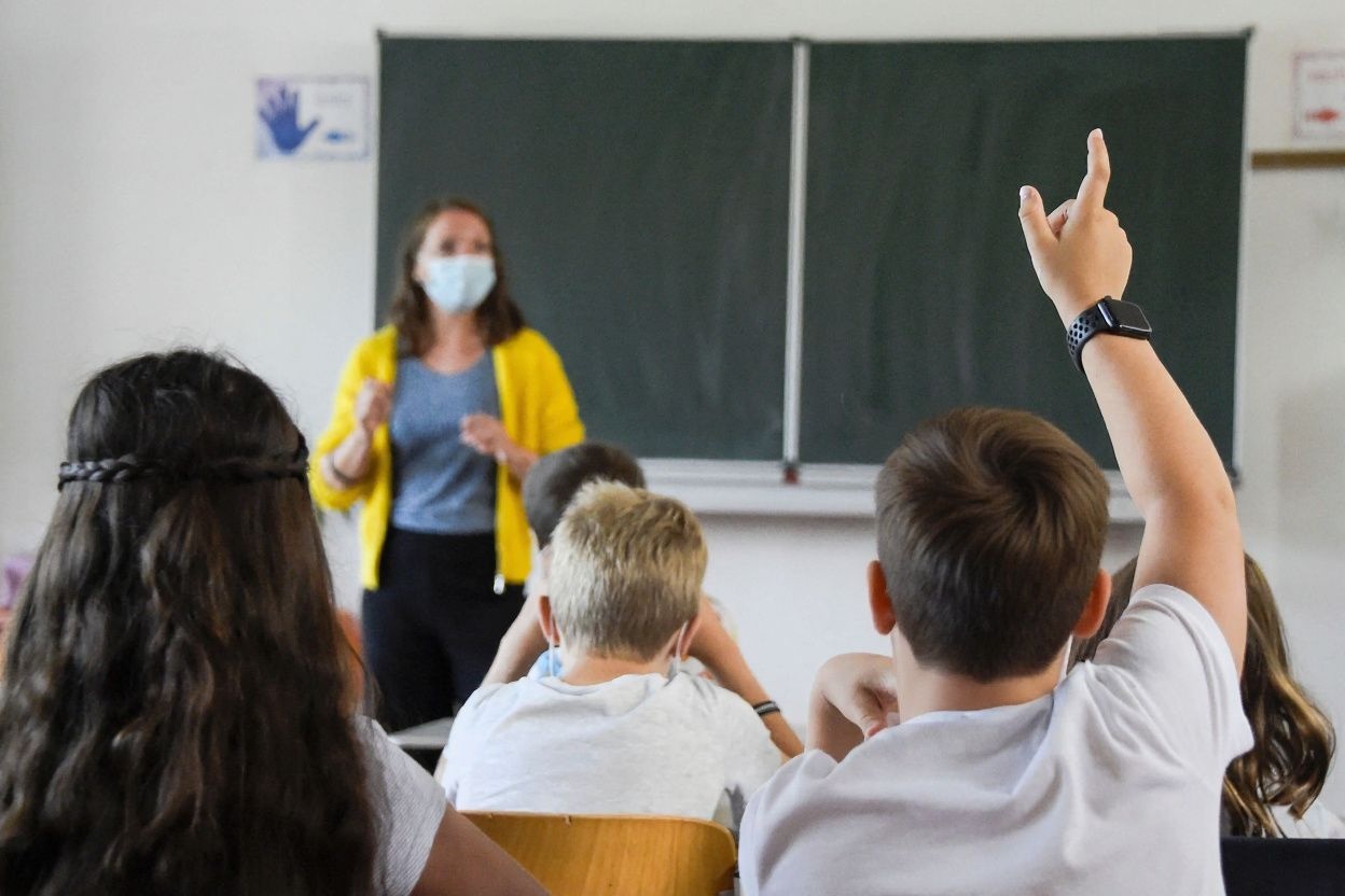 Pupils attend a lesson at their elementary school in Berlin on August 9, 2021, after coming back from summer holidays and amid the coronavirus COVID-19 pandemic.. – Berlin’s pupils are to wear face masks during the first two weeks after the summerholidays in order to prevent the spreading of the coronavirus. (Photo by Tobias SCHWARZ / )