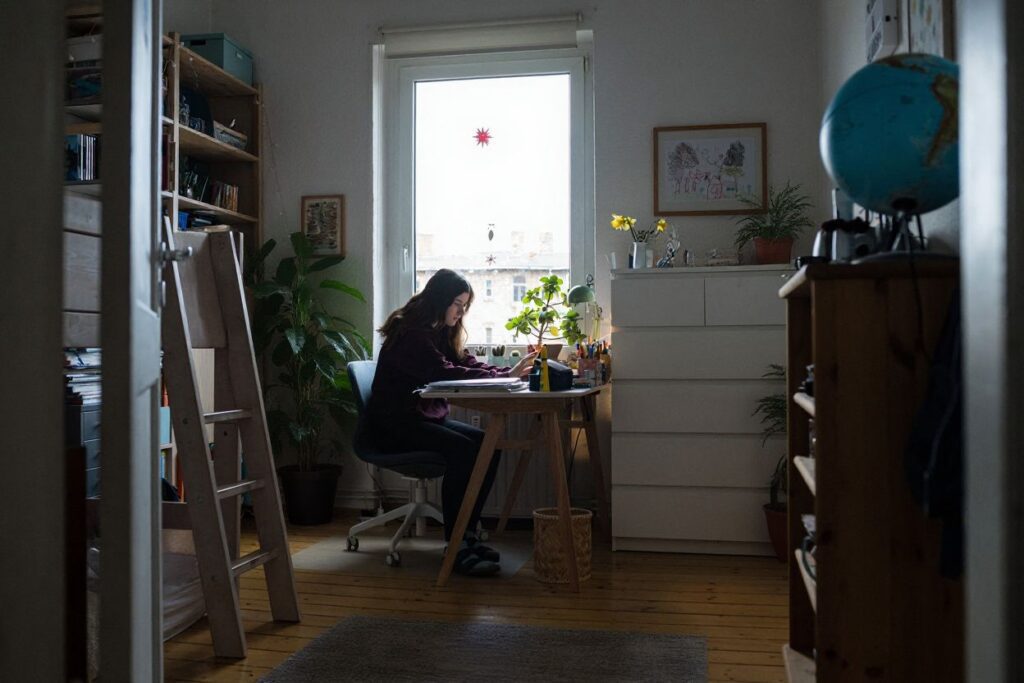 Add semblances of nature indoors, such as plants and wood-grain desks to boost your focus. Source: Jens Schlueter/