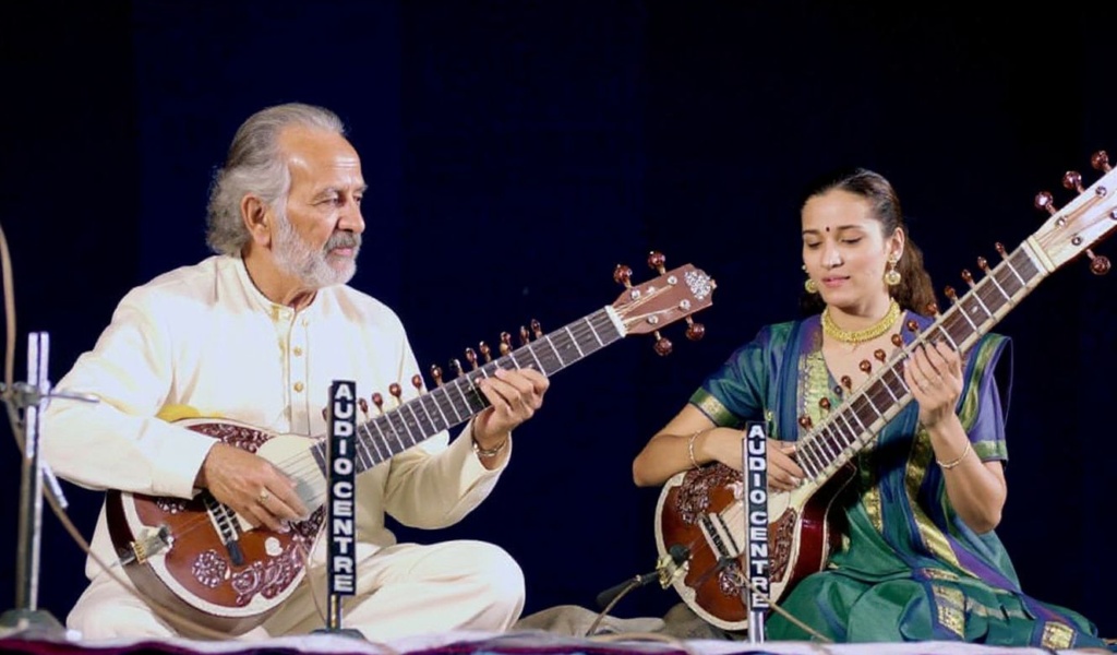 Famed Indian musician Ravi Shankar (L) and his daughter Anoushka perform in Calcutta  21 December 2002. The charity performance raised funds for the Arogya Sandhan health center for children.  PHOTO Deshakalyan CHOWDHURY (Photo by DESHAKALYAN CHOWDHURY / )