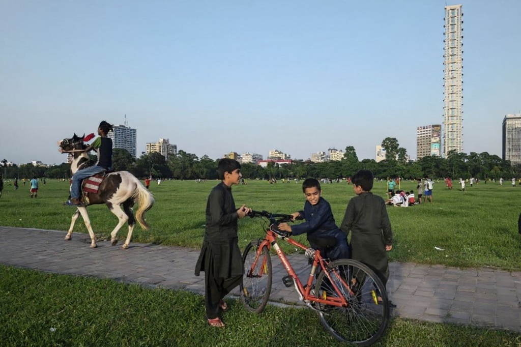 Download a free app to check the weather on your phone ahead of time if you palnt o study at a park. Source: Dibyangshu Sarkar/