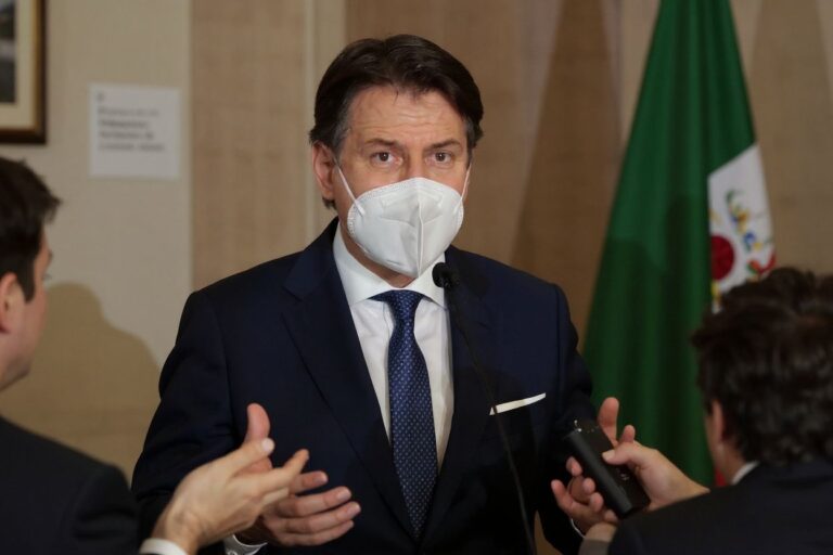 Italy extends virus curbs, delays high school start