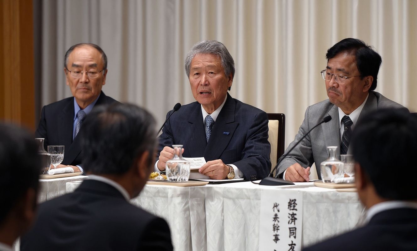 Keidanren, or Japan Business Federation chairman Sadayuki Sakakibara (C) answers a question among Tokyo Chamber of Commerce and Industry chairman Akio Mimura (L) and Japan Association of Corporate Executives chairman Yoshimitsu Kobayashi (R) during Japan’s three major economic organisations’ press conference following their New Year party at a Tokyo hotel on January 5, 2016.       PHOTO / TOSHIFUMI KITAMURA (Photo by TOSHIFUMI KITAMURA / )