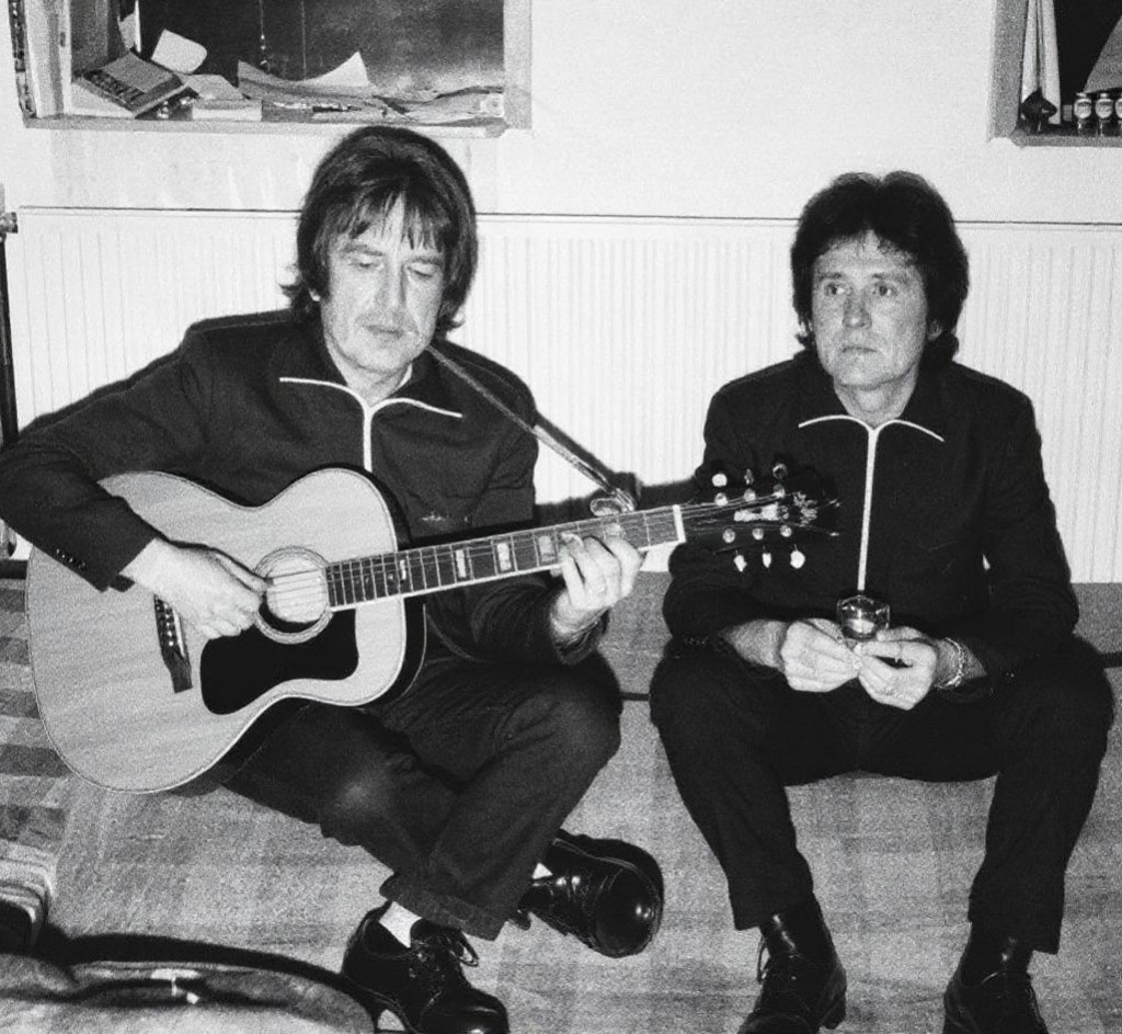 John Lennon joue à la guitare à côté de sa femme Yoko Ono, le 26 janvier 1970 à Herred dans le Jutland. Tous deux se sont fait couper les cheveux “pour passer inaperçu” déclare John Lennon qui a garder ses mèches dans un sac en plastique pour les garder en souvenir. john Lennon le chanteur mythique du groupe des Beatles a été assassiné à New York , le 08 décembre 1980 à l’âge de 40 ans. (Photo by )