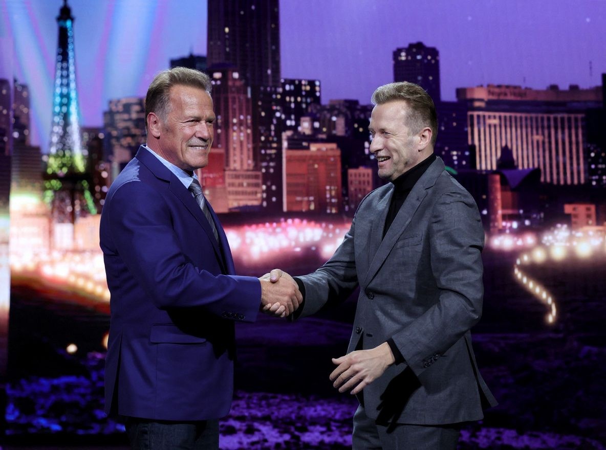 Arnold Schwarzenegger loves his iconic handshake. Source: