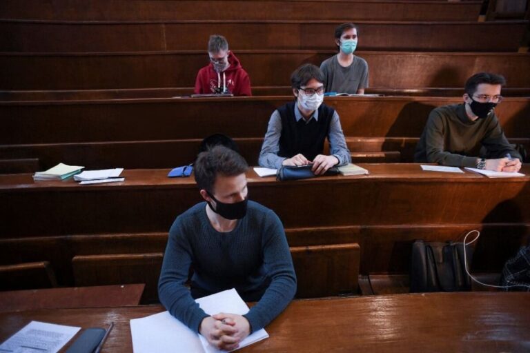 What are the benefits of a postgraduate certificate?