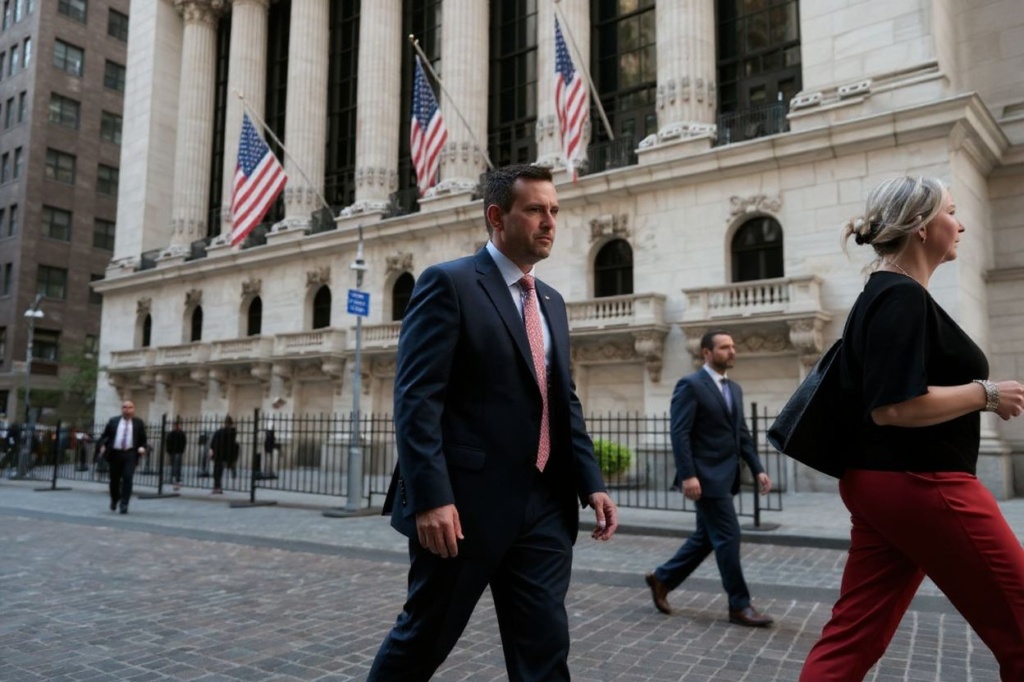 NEW YORK, NEW YORK – OCTOBER 07: People walk along Wall Street by the New York Stock Exchange (NYSE) on October 07, 2022 in New York City. Stocks fell in early trading on Friday as new employment numbers show steady hiring which investors fear will lead to increased interest rate hikes.   Spencer Platt/Getty Images/ (Photo by SPENCER PLATT / GETTY IMAGES NORTH AMERICA / Getty Images via )