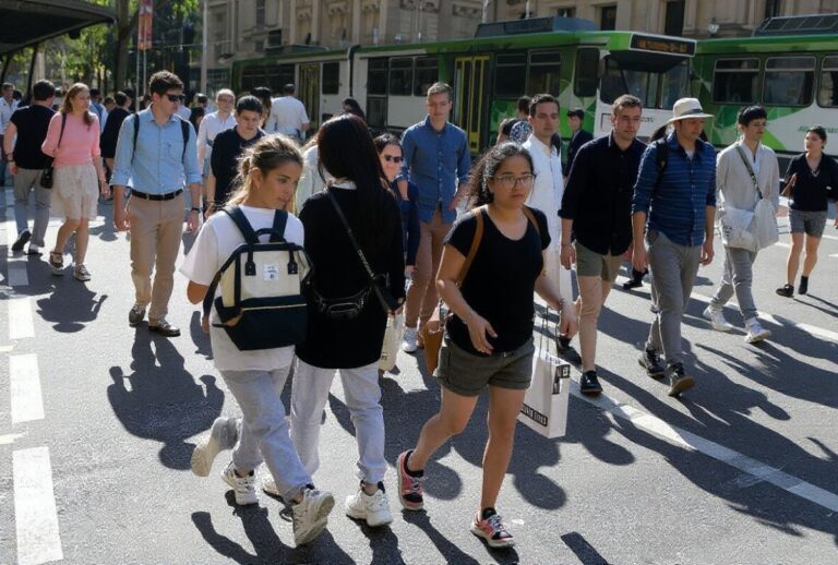 Victorian universities propose charter flights, quarantine capacity for international students