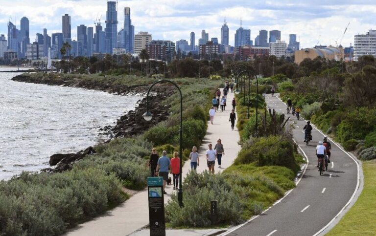 COVID-19 vaccine certificates could facilitate students’ return to Australia