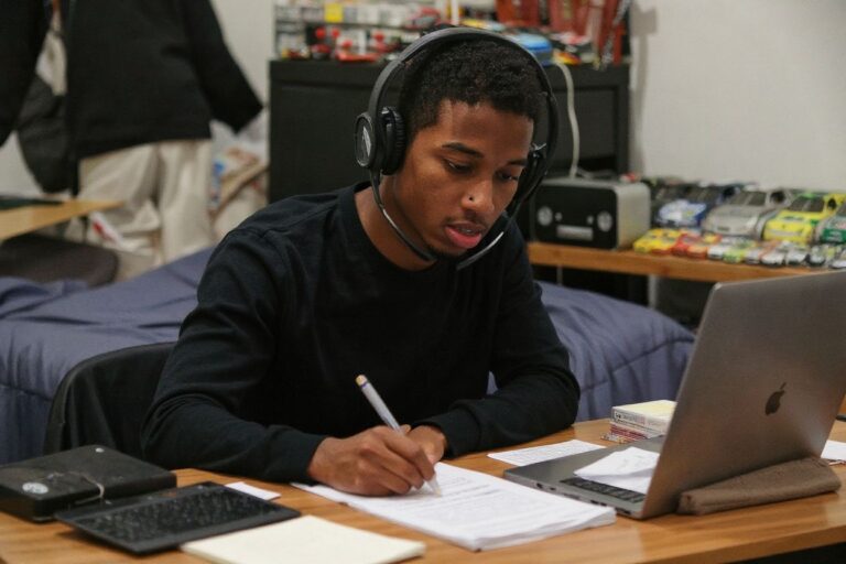 5 online platforms to help students with essay writing