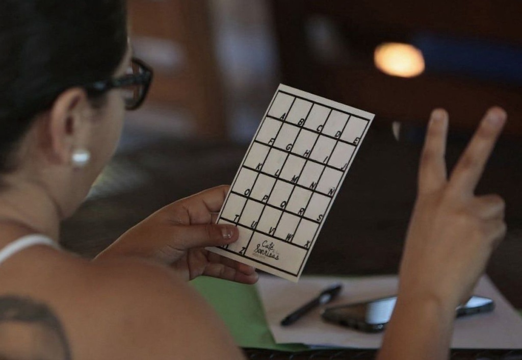 Methods for learning sign language could be different for spoken language. Source: Inti OCON /