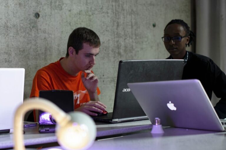 What's the difference between MOOC courses and online degrees?