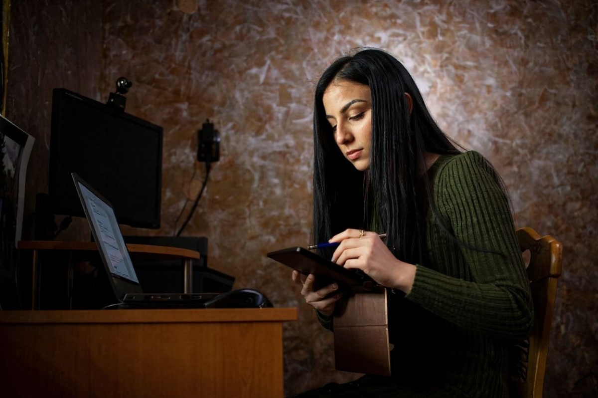 Gomes notes that the digital experiences of international students are nuanced and
often differ from those of domestic students. Source: Nikolay Doychinov/