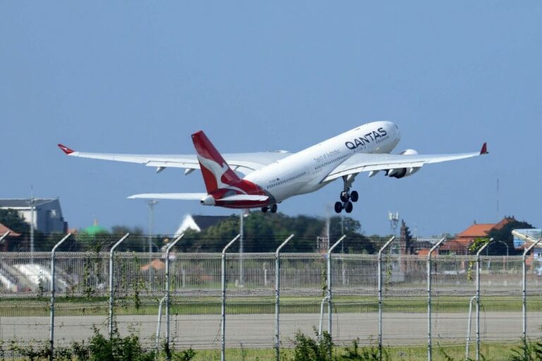 NSW borders: Over 250 international students finally land in Australia