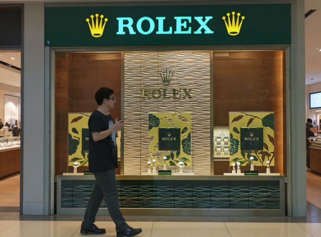 A man walks in front of the Rolex watch retail shop at a shopping mall in Singapore on January 20, 2015. Luxury Swiss watches including Rolexes and Franck Mullers are selling like hotcakes in Singapore as buyers anticipate a price hike due to the appreciation of the Swiss Franc, retailers here said on January 20.  PHOTO / ROSLAN RAHMAN (Photo by Roslan RAHMAN / )