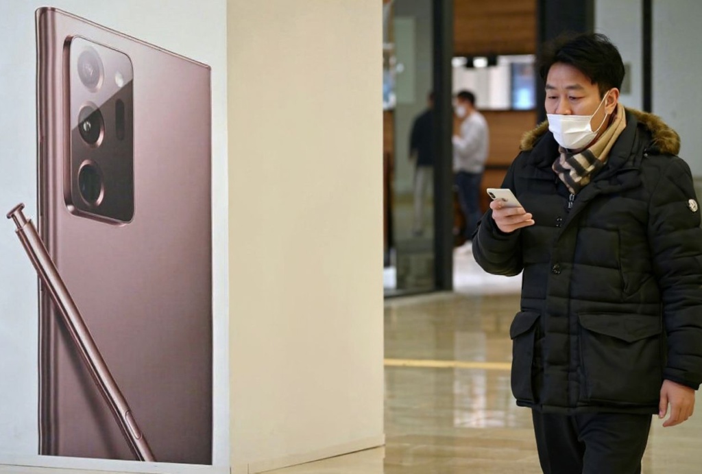 A man walks past an advertisement for the Samsung Galaxy Note20 Ultra smartphone at the company’s showroom in Seoul on January 8, 2021. (Photo by Jung Yeon-je / )