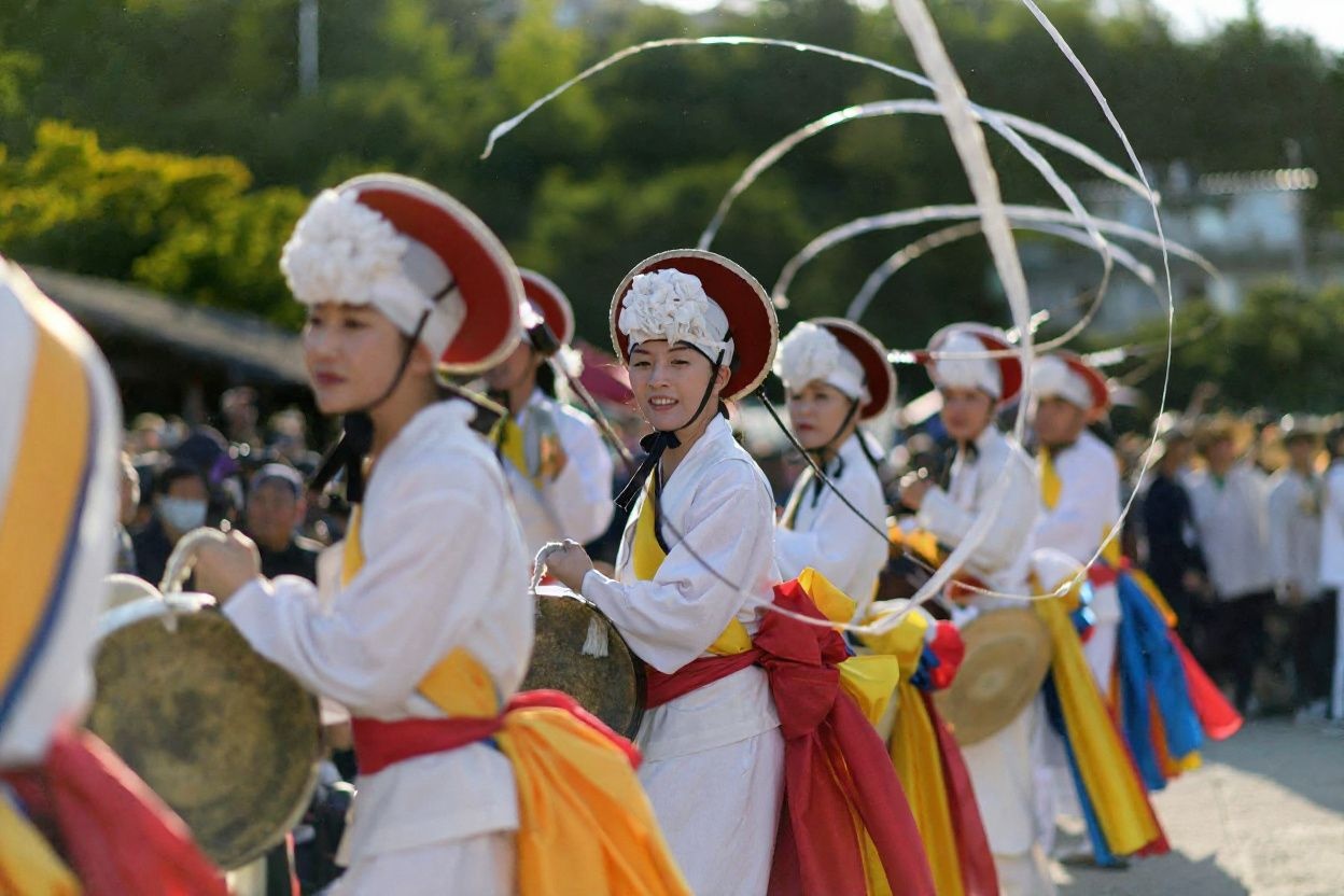 While you think practice wins in the “theory vs practice” fight when we’re talking about honing your skills in the creative arts, we’re here to tell you that you need to strike a balance of both to create something beautiful. Source: