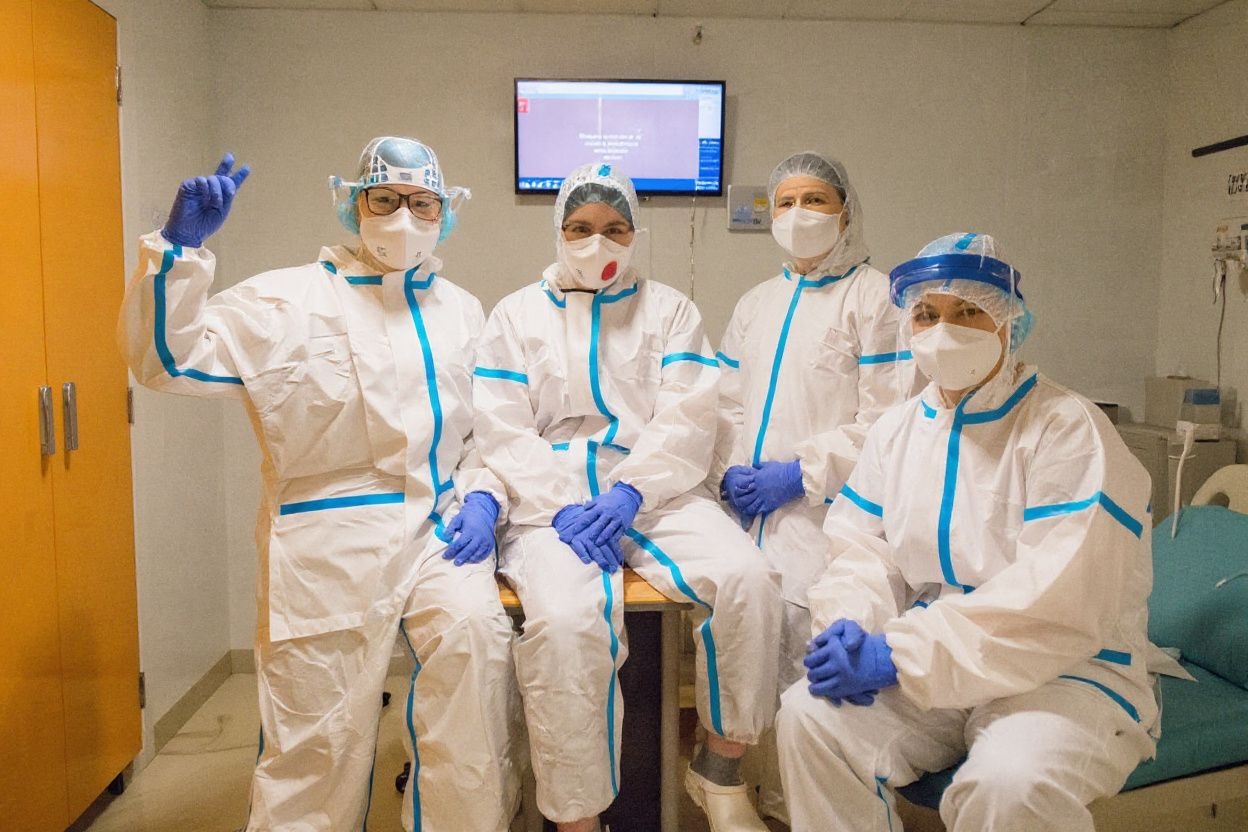Volunteer and medical student Tereza Zalesakova wearing personal protective equipment (PPE) (2nd L) poses for a photo with her colleagues, nurses of an intensive care unit (ICU), at Prague’s General University Hospital on January 7, 2021 in Prague. – Hundreds of medical students have volunteered to help out in Czech hospitals packed with Covid-19 patients where staff are struggling with one of the highest infection rates in the world. (Photo by Michal Cizek / )