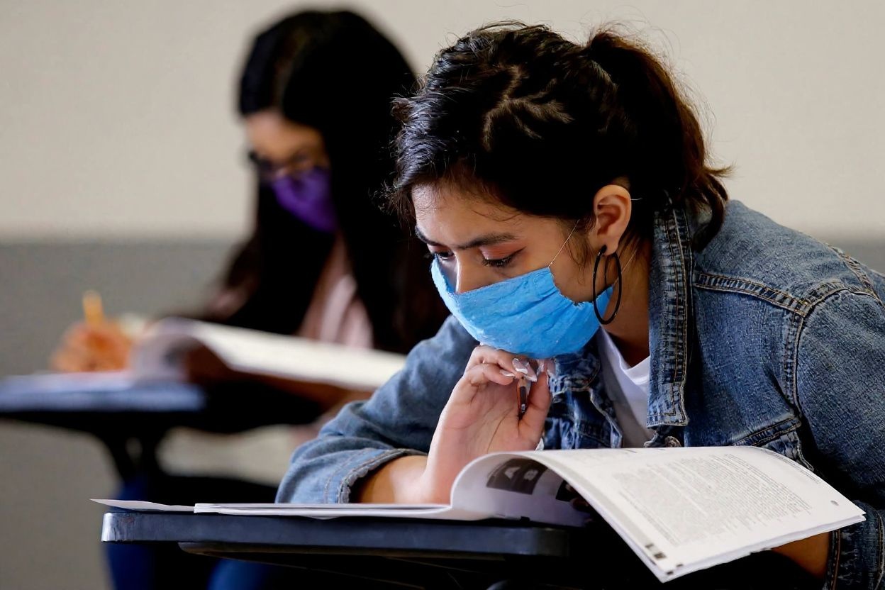 It’s more difficult to convey warmth and welcome via onlone learning. Source: Ulises Ruiz/