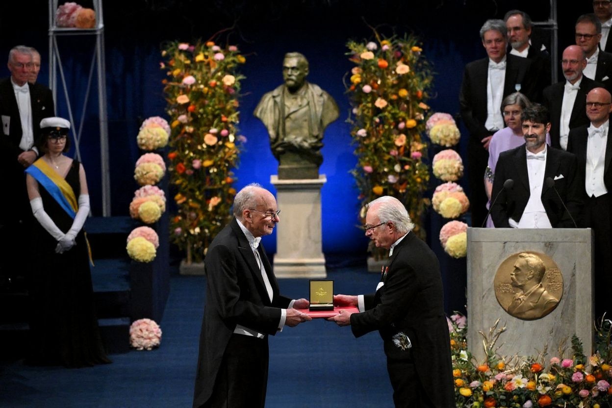 Laureate, US chemist Louis Brus (L) is presented with the 2023 Nobel Prize in Chemistry by King Carl XVI Gustaf of Sweden during the Nobel awards ceremony at the Concert Hall in Stockholm, Sweden on December 10, 2023. (Photo by Jonathan NACKSTRAND / )