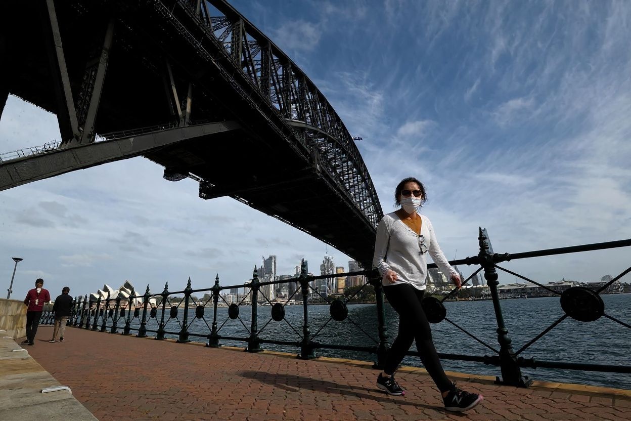 Two passengers from southern Africa who tested positive for the Omicron coronavirus variant landed in Sydney on Saturday. Source: Saeed Khan/