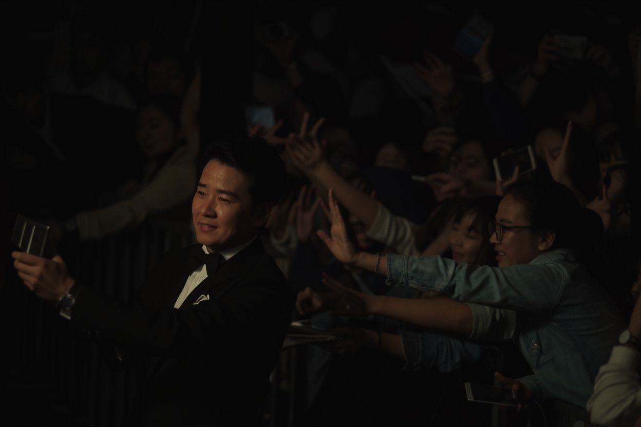 South Korean actor Song Seung Heon takes photos with fans. Source: Sandy Cheng/