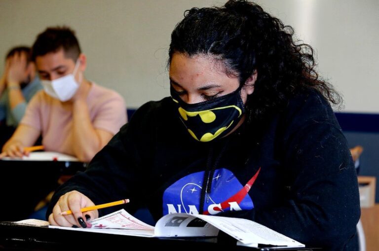 Associate degree vs bachelor's: Which is better?