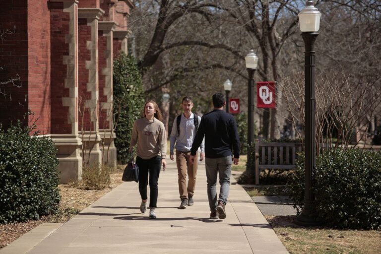 5 scholarships to study abroad: UK, US and Canada