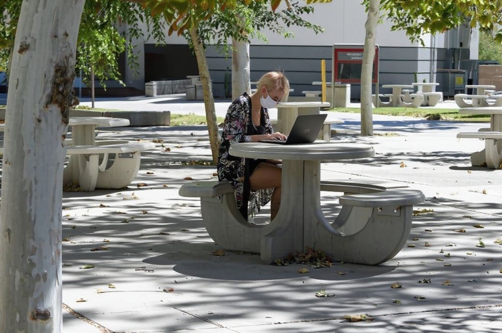 In recent years, it’s become almost essential for students to own their own laptops or smart devices. Source: Ethan Miller /