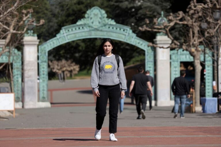 US gov't lets foreigners study online more