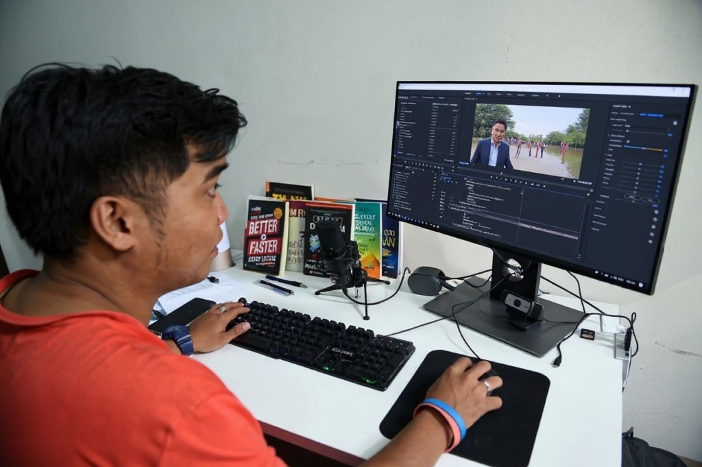 With Udemy, learn how to edit videos from a professional video editor. Source: Nhac Nguyen/